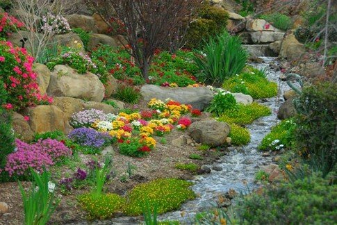 На грани искусства: рукотворный ручей в саду
