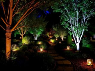 Сад вечером: как свет превращает пространство в настоящее волшебство